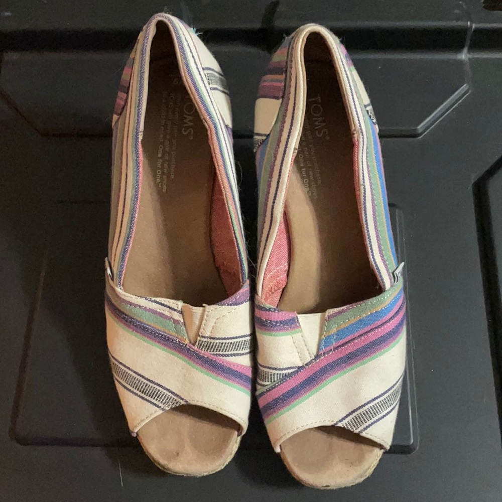 Toms stripe wedge size 9